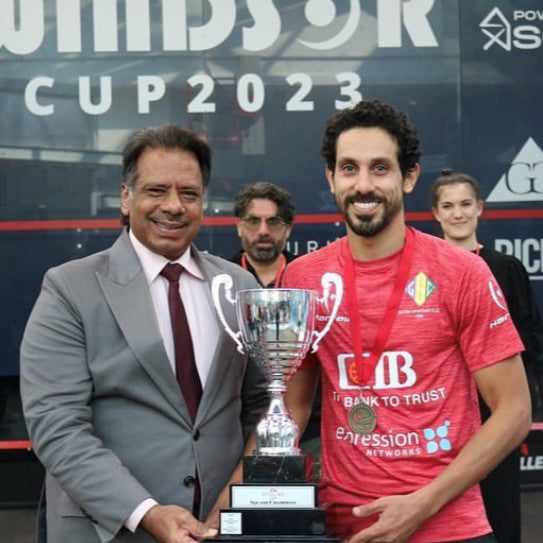 Jahangir Khan presents trophy to Tarek Momen winnner PSA Windsor Squash Cup in Ontario, Canada